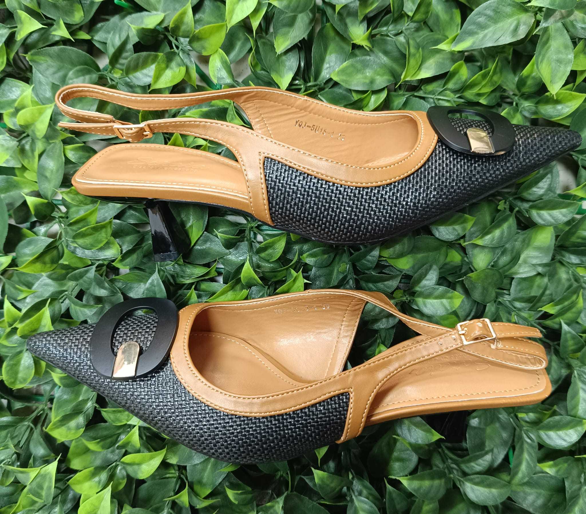 STILETTOS  NEGRO Y CAMEL