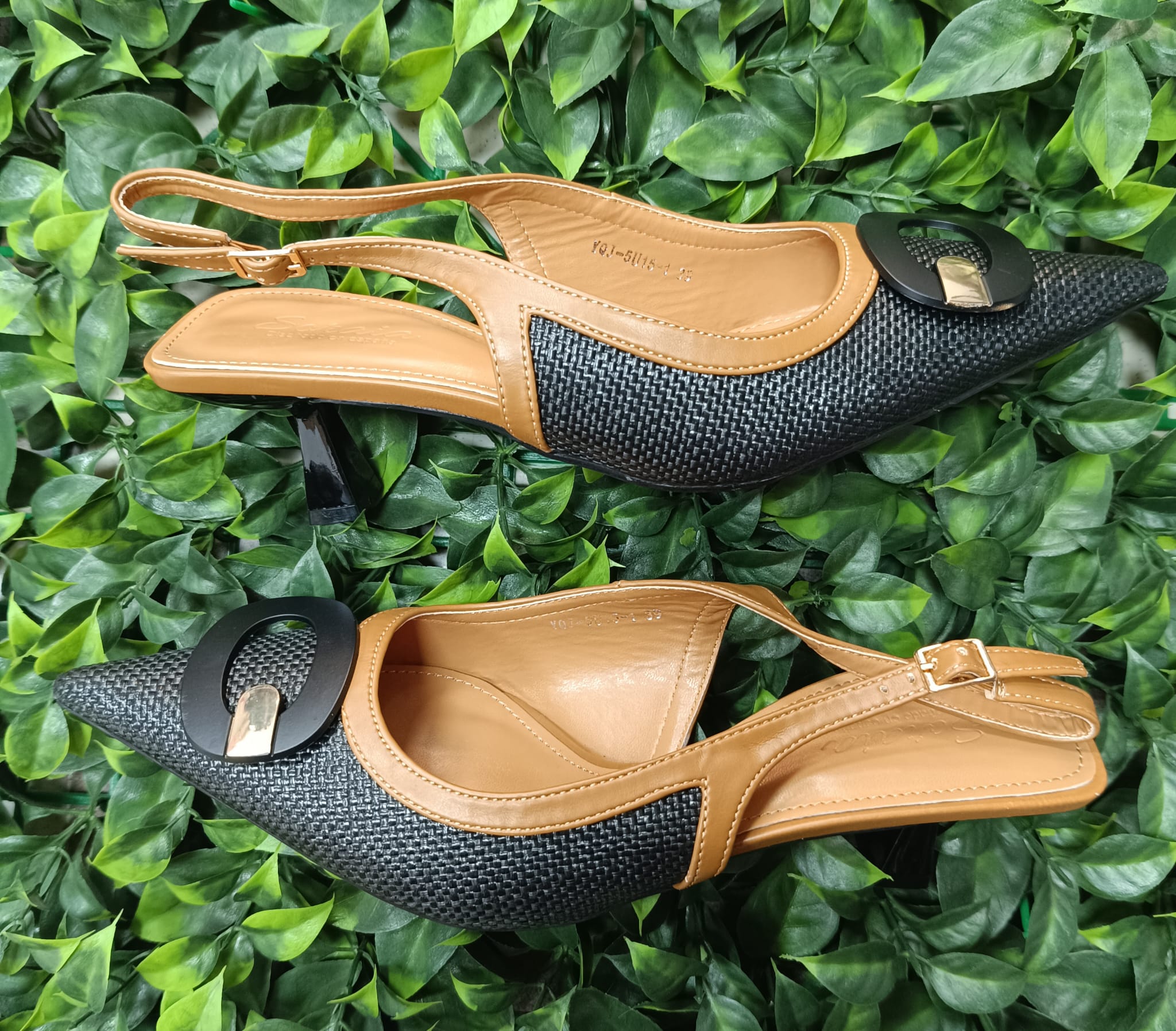 STILETTOS  NEGRO Y CAMEL