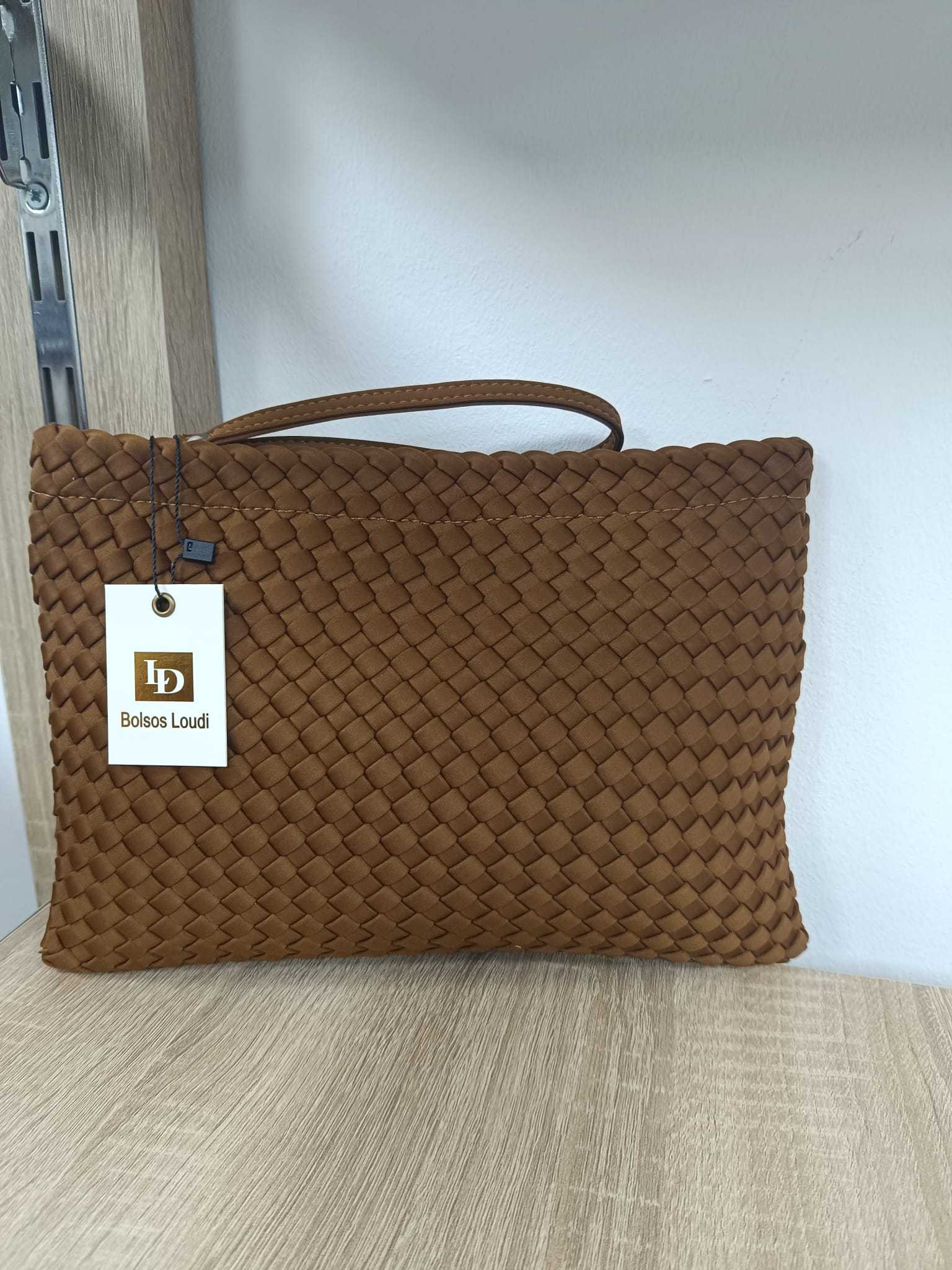 CARTERA MANO Y BANDOLERA